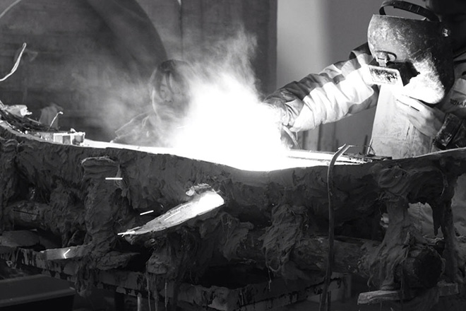 Wang Ruiling creating a sculpture